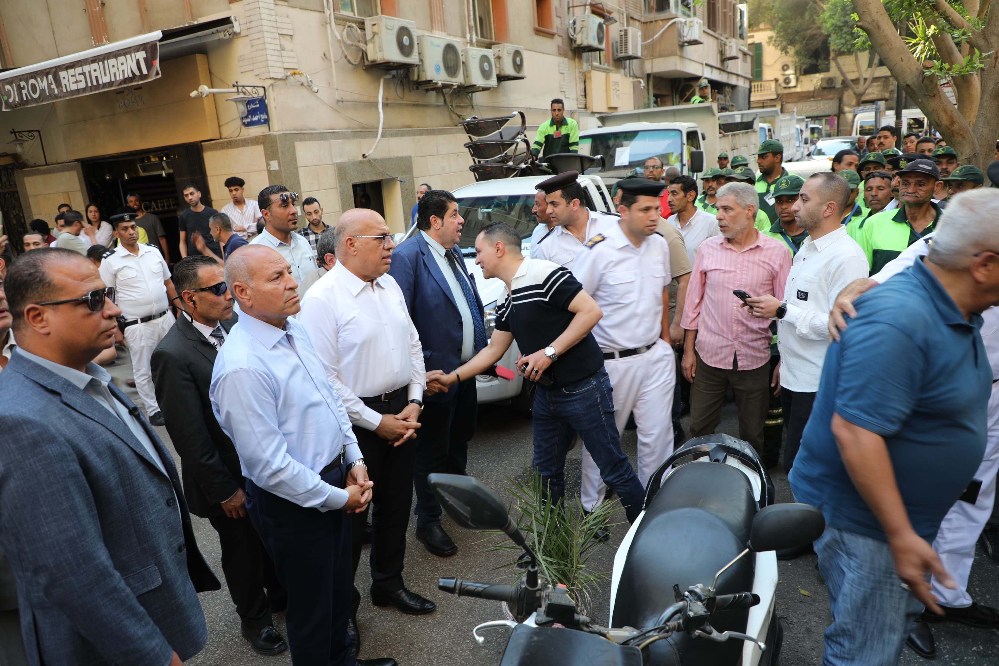 محافظ القاهرة يقود حملة لرفع الإشغالات بالزمالك (1) محافظ القاهرة يقود حملة لرفع الإشغالات بالزمالك (1)