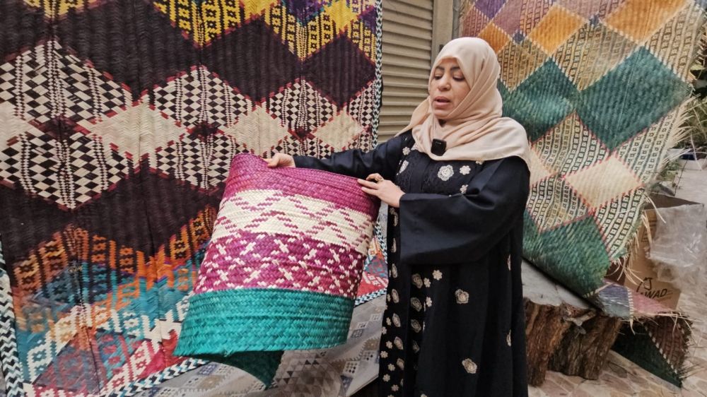 بـ16 لوناً.. حرفية تدمج التراث السعودي والبرازيلي في عمل فني من الخوص