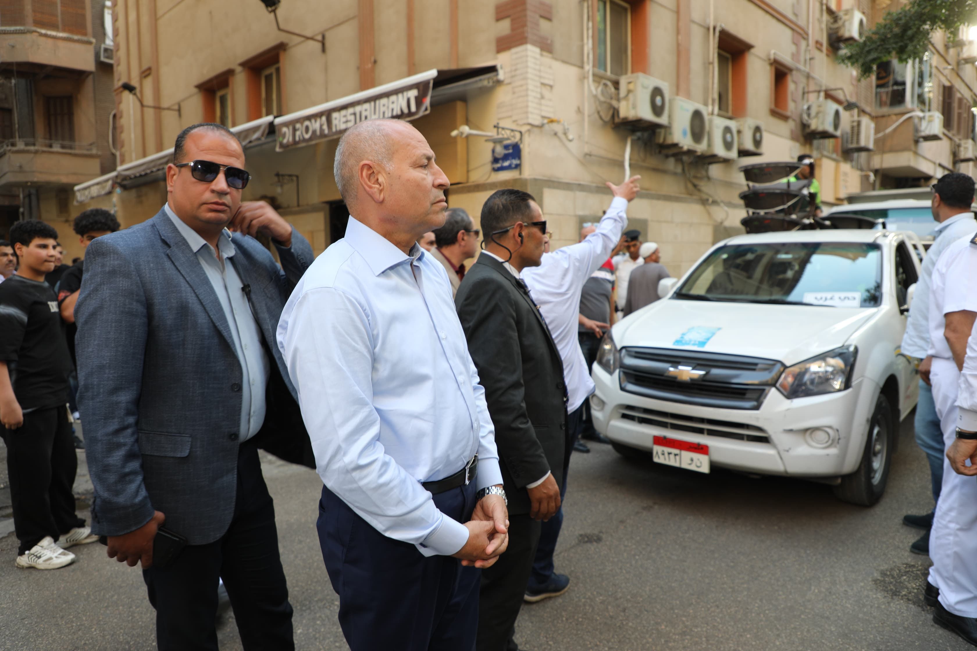 محافظ القاهرة يقود حملة لرفع الإشغالات بالزمالك (2) محافظ القاهرة يقود حملة لرفع الإشغالات بالزمالك (2)