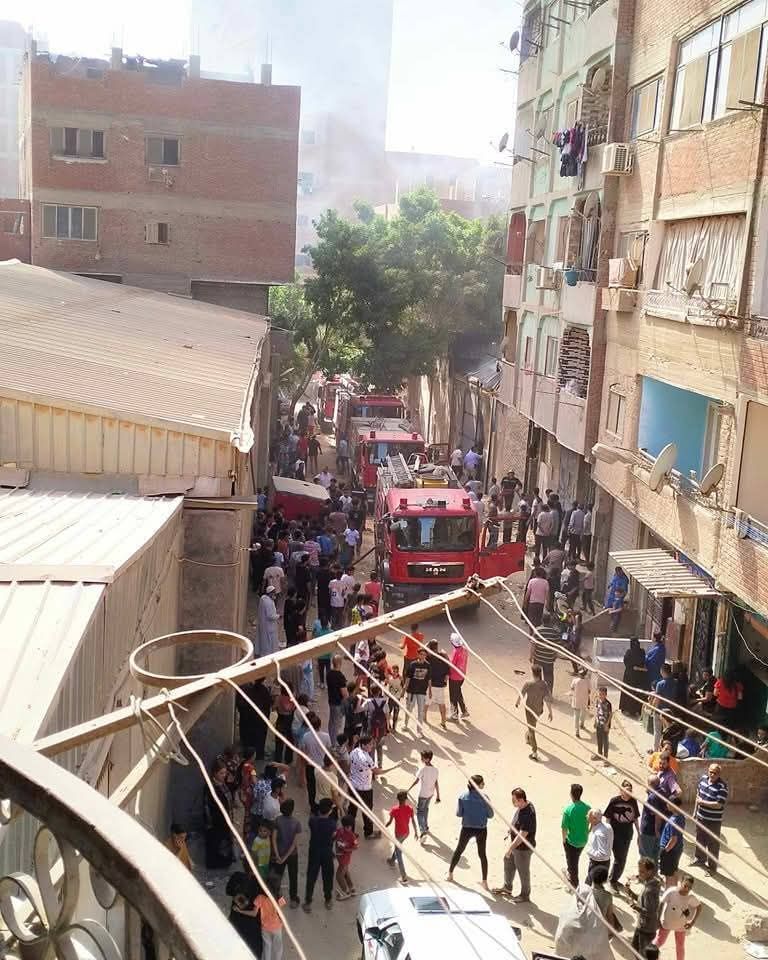 حريق داخل مصنع فى مدينة السلام (4) حريق داخل مصنع فى مدينة السلام (4)