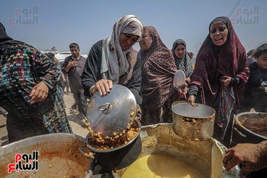 توزيع الطعام على النازحين فى غزة توزيع الطعام على النازحين فى غزة