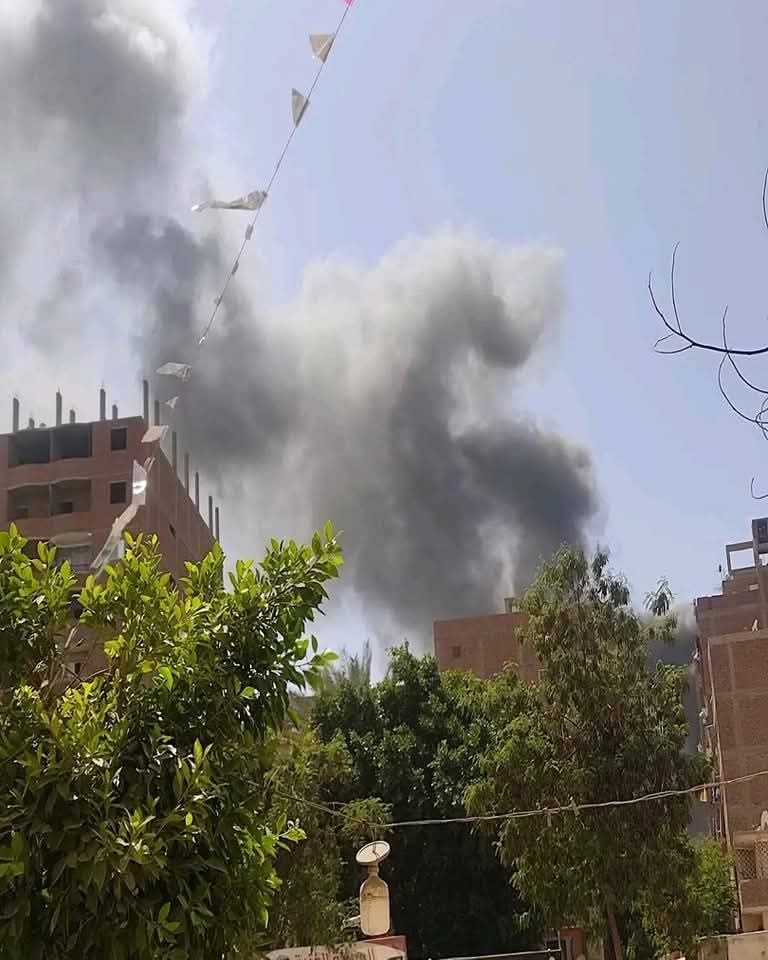 حريق داخل مصنع فى مدينة السلام (2) حريق داخل مصنع فى مدينة السلام (2)