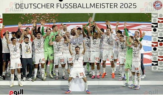 توماس مولر يرفع درع الدورى الألمانى توماس مولر يرفع درع الدورى الألمانى