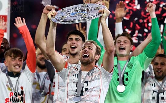 هارى كين يرفع درع الدورى هارى كين يرفع درع الدورى