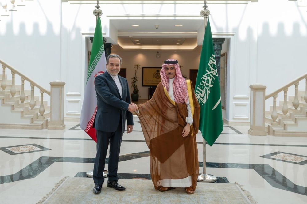 وزير الخارجية ونظيره الإيراني يستعرضان العلاقات الثنائية وسبل دعمها - وزارة الخارجية
