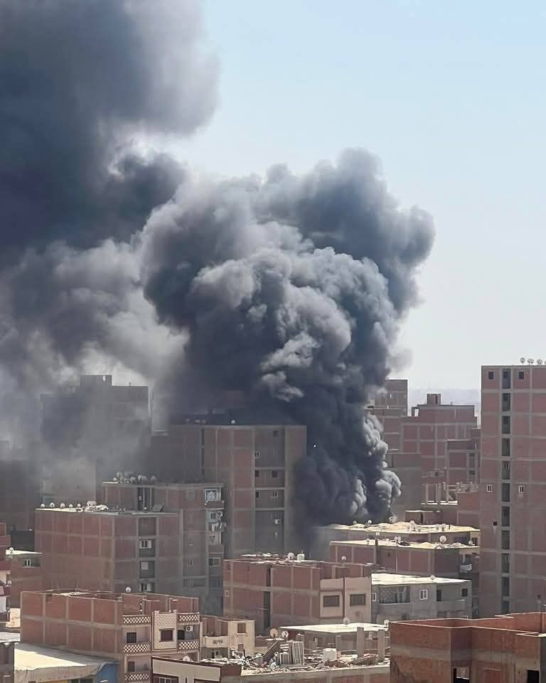 حريق داخل مصنع فى مدينة السلام (3) حريق داخل مصنع فى مدينة السلام (3)