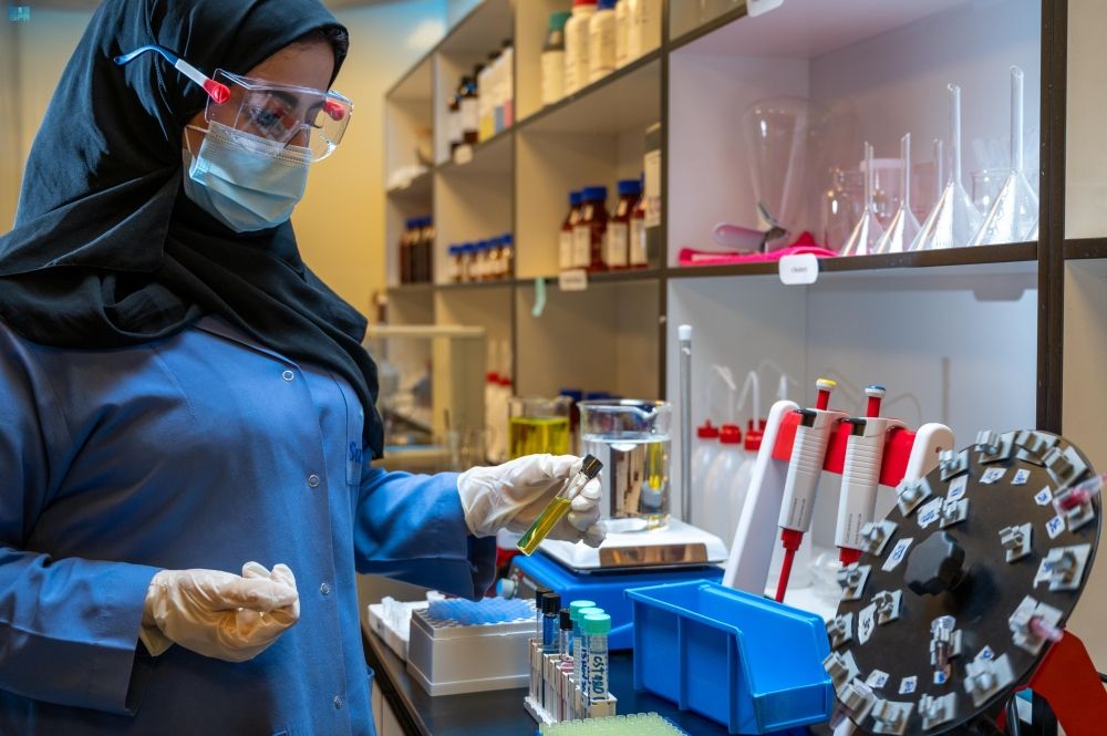 وزير الصناعة يبحث توطين الصناعات الدوائية بالمملكة - واس
