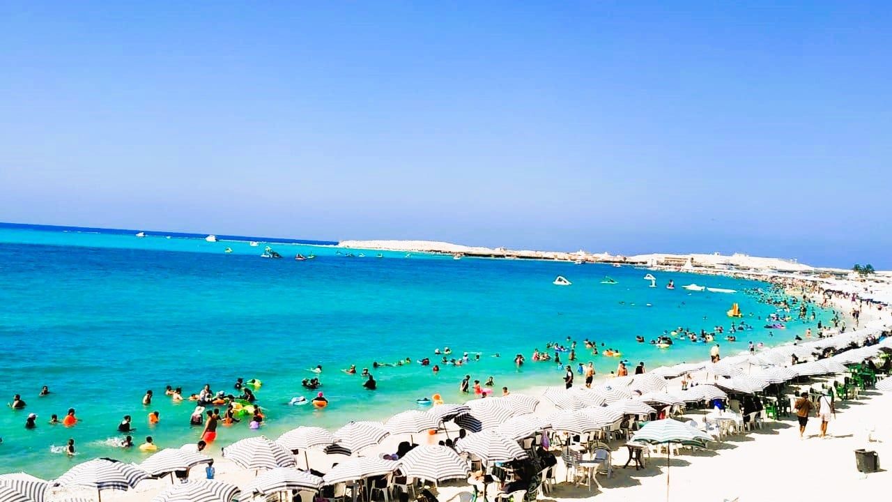 شاطئ مطروح العام يشهد اقبال كبير شاطئ مطروح العام يشهد اقبال كبير