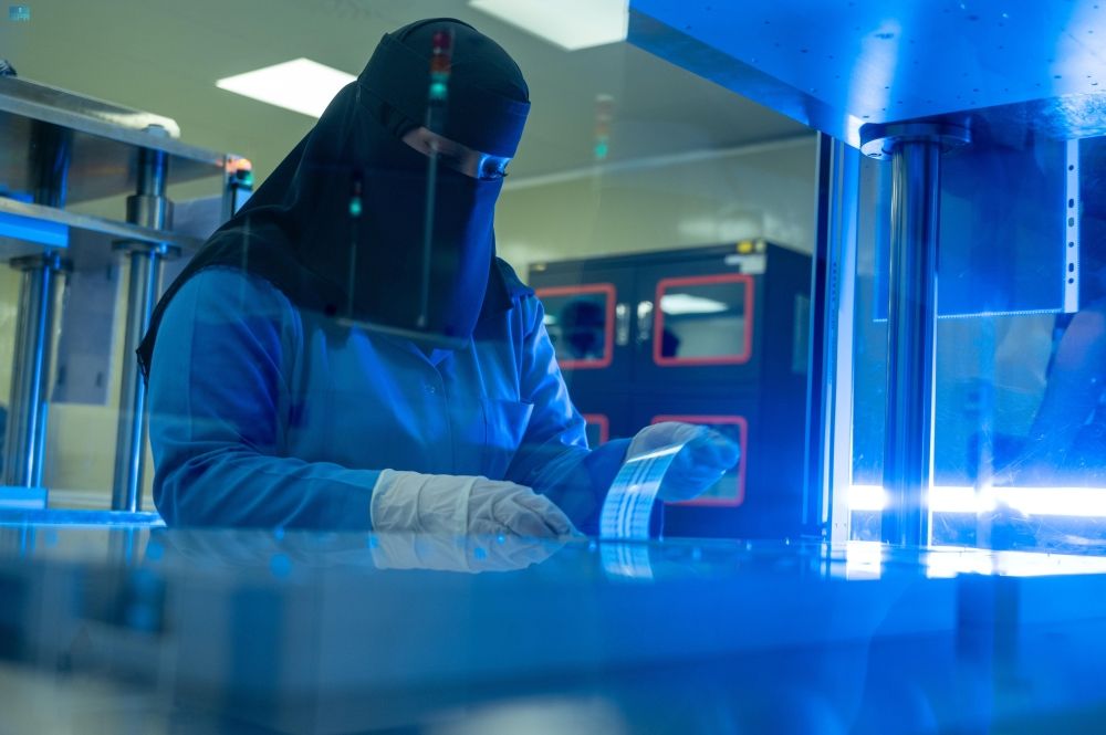 وزير الصناعة يبحث توطين الصناعات الدوائية بالمملكة - واس