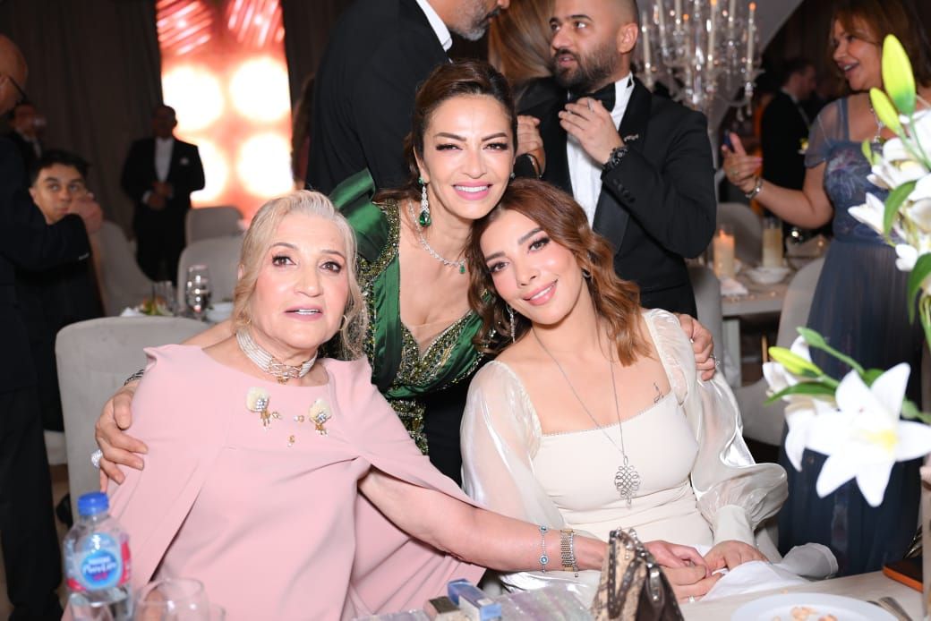 ااصلة فى حفل زفاف ابن شقيقتها ااصلة فى حفل زفاف ابن شقيقتها