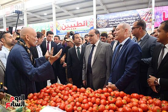 محافظ القاهرة خلال افتتاح السوق محافظ القاهرة خلال افتتاح السوق