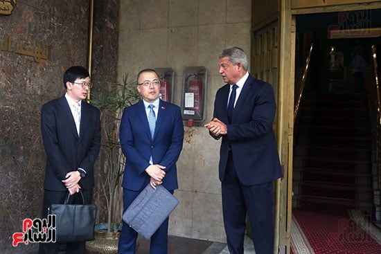 خالد عبدالعزيز مع الوفد الصيني خالد عبدالعزيز مع الوفد الصيني
