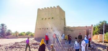 جانب الطابية من الخارج وزيارة وفود سياحية الى المكان جانب الطابية من الخارج وزيارة وفود سياحية الى المكان