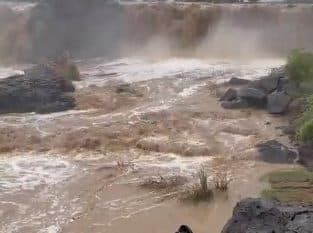 لحظة جريان سيول الكفيرة في تهامة عسير