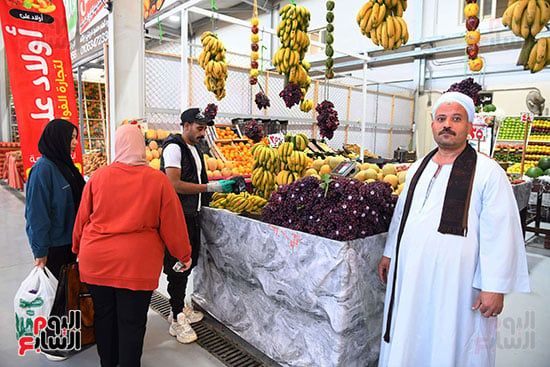 احد تجار الفاكهة احد تجار الفاكهة