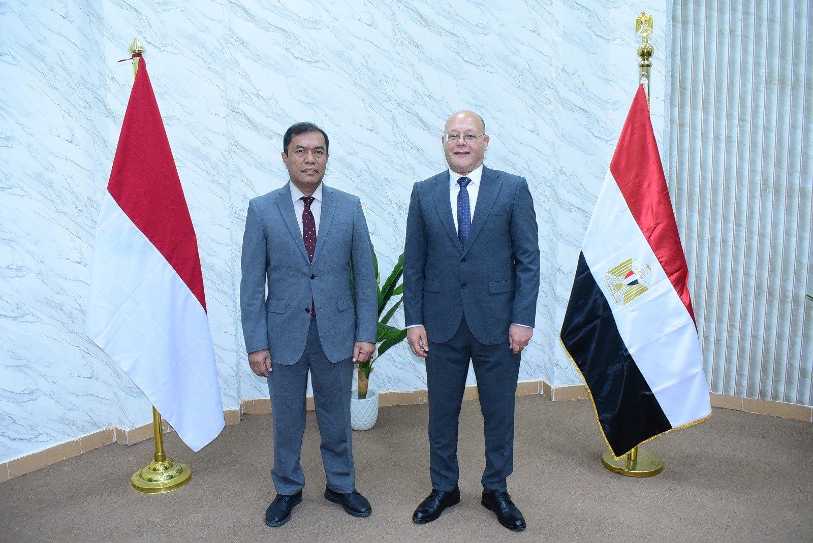 رئيس الجامعة مع نائب السفير الإندونيسى رئيس الجامعة مع نائب السفير الإندونيسى