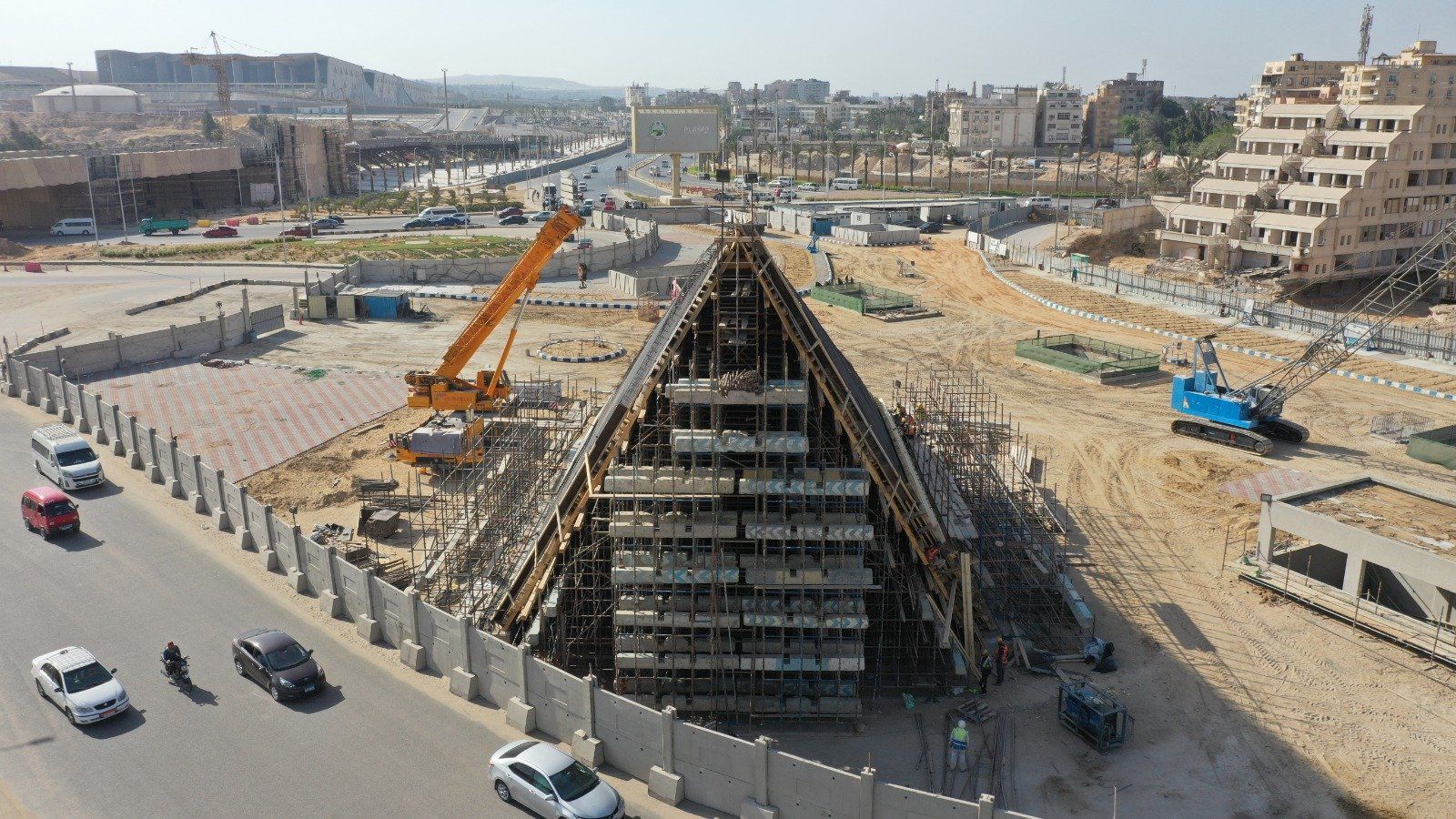 مدخل المحطة يأخذ شكل الهرم مدخل المحطة يأخذ شكل الهرم