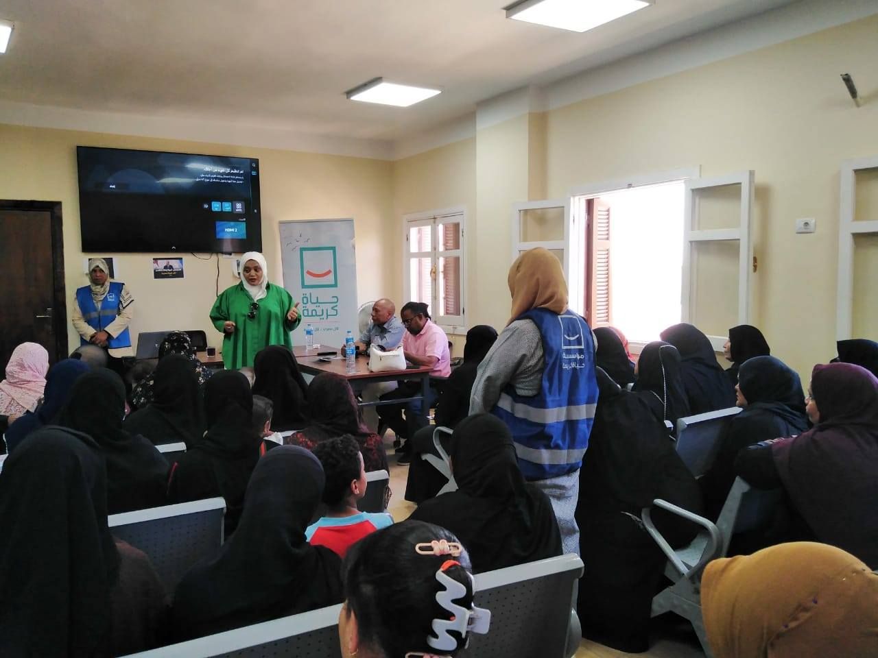 جانب من الندوات التوعوية بقري حياة كريمة بالأقصر جانب من الندوات التوعوية بقري حياة كريمة بالأقصر