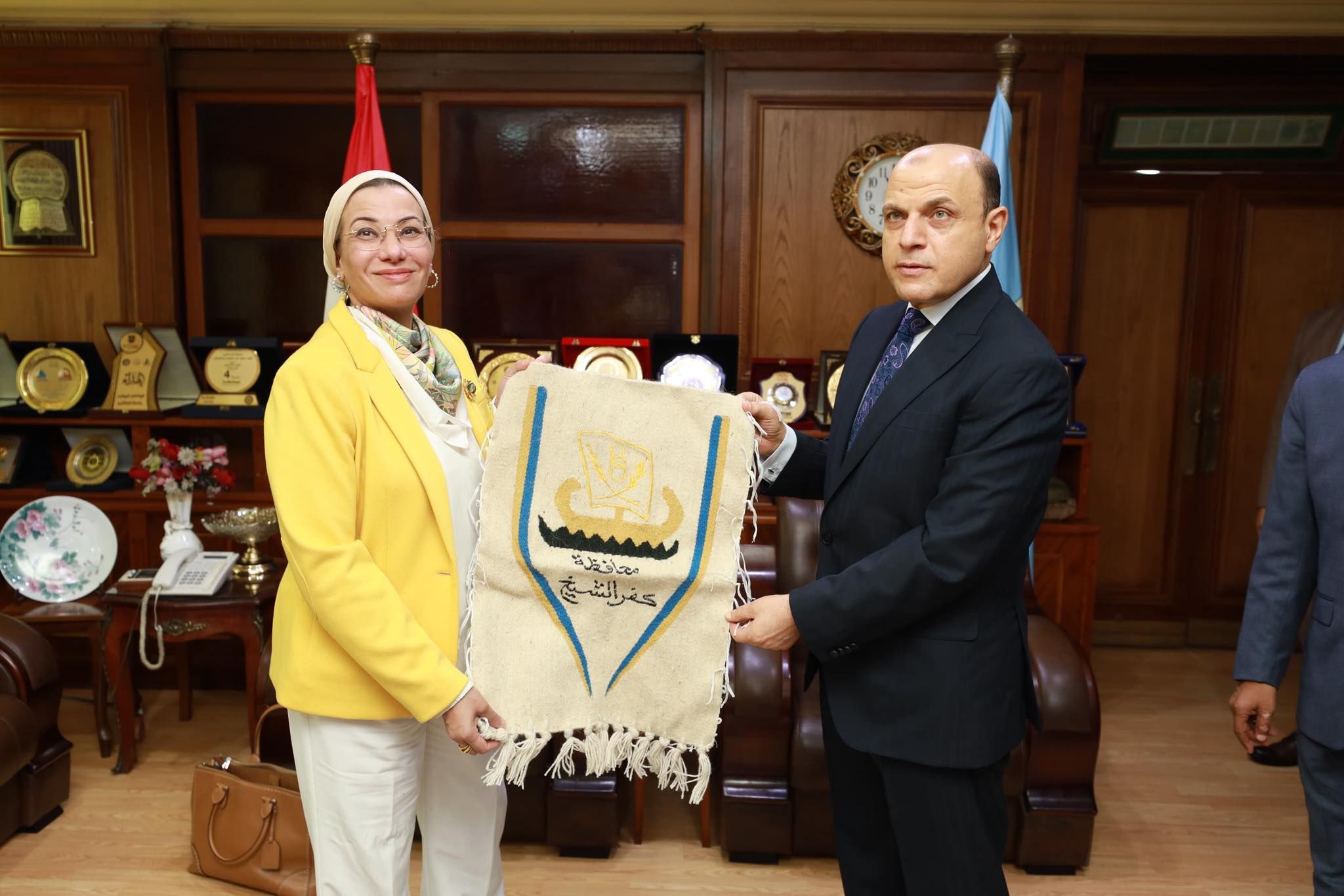 محافظ كفر الشيخ يهدي كليمه لوزيرة البيئة صنعت بفوه محافظ كفر الشيخ يهدي كليمه لوزيرة البيئة صنعت بفوه