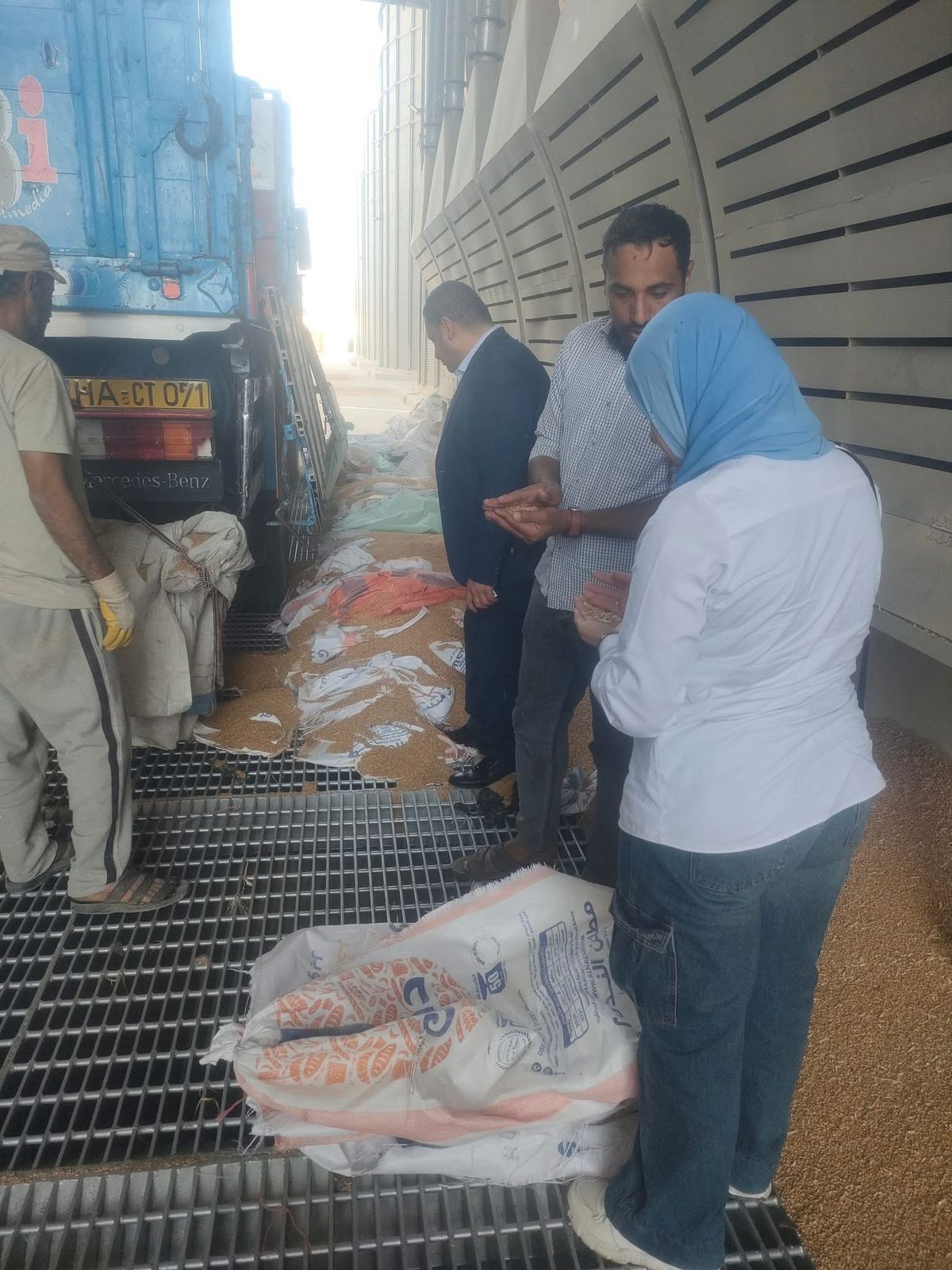 وكيل وزارة التموين بالجيزة يتابع عمليات توريد الأقماح وكيل وزارة التموين بالجيزة يتابع عمليات توريد الأقماح