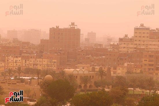 عاصفة ترابية مفاجئة تضرب القاهرة عاصفة ترابية مفاجئة تضرب القاهرة