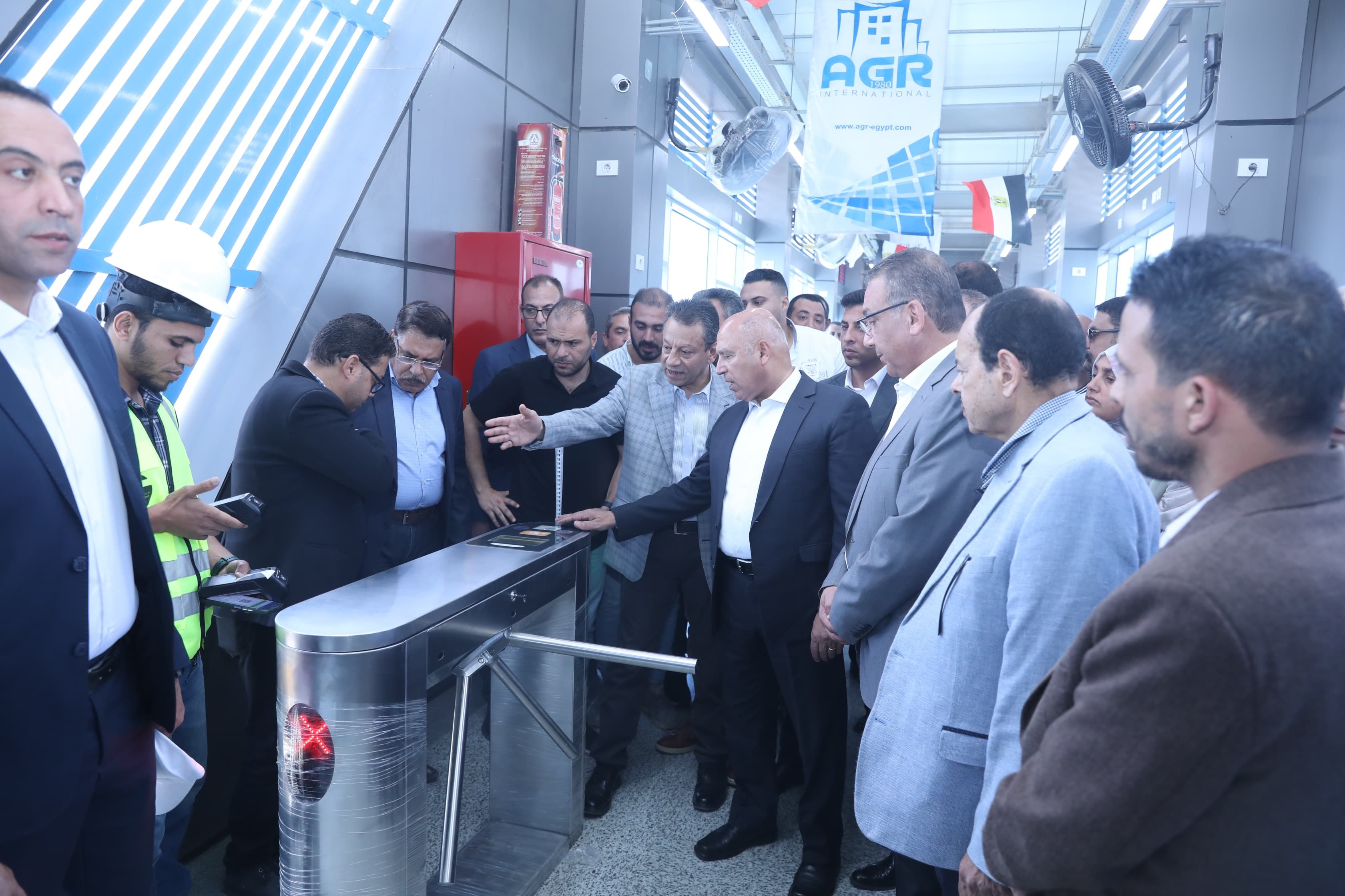 وزير النقل يتفقد محطات الأتوبيس الترددي ويستقل حافلة استعدادا للتشغيل وزير النقل يتفقد محطات الأتوبيس الترددي ويستقل حافلة استعدادا للتشغيل
