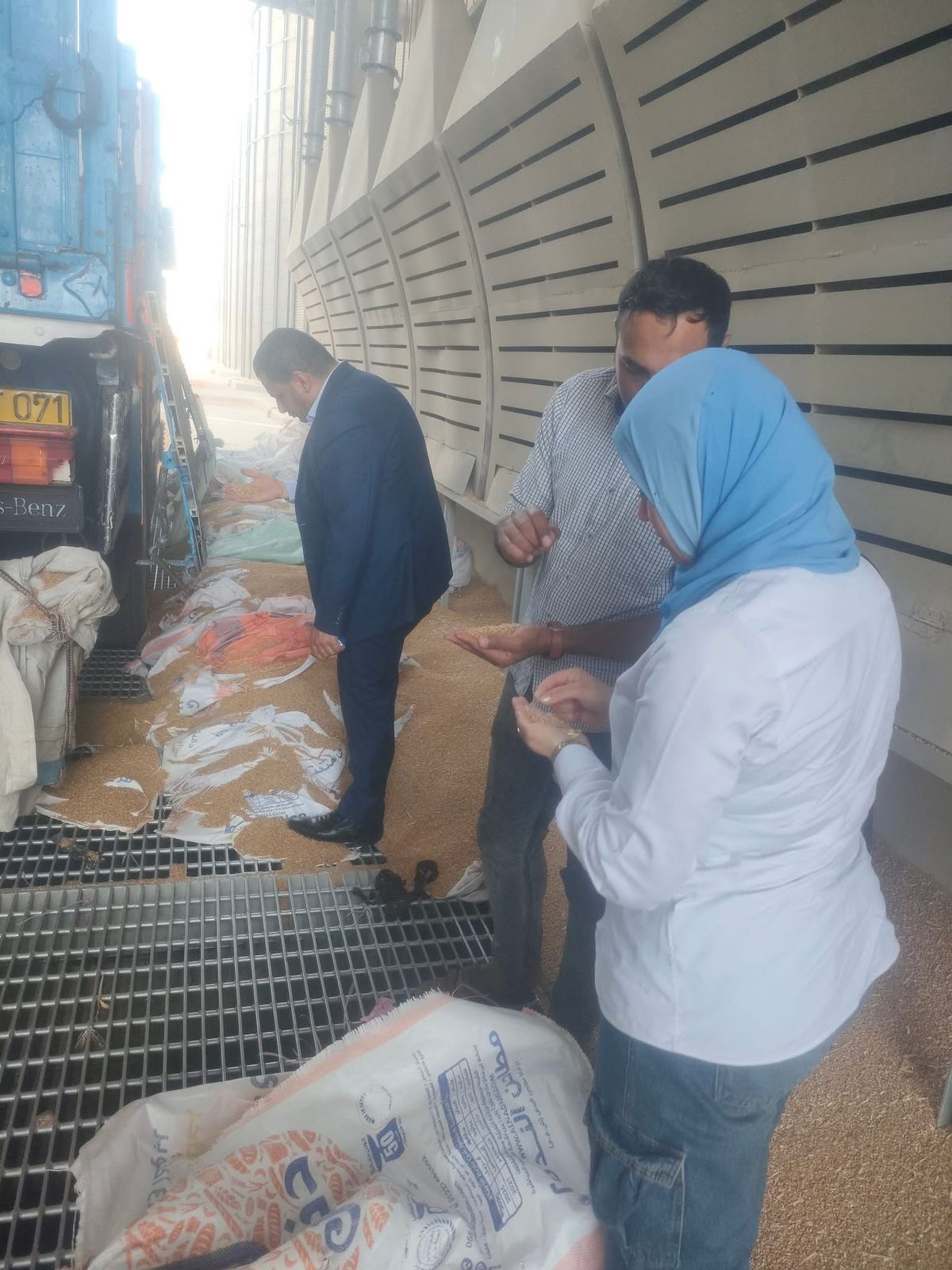 وكيل وزارة التموين بالجيزة يتابع توريد الأقماح المحلية وكيل وزارة التموين بالجيزة يتابع توريد الأقماح المحلية