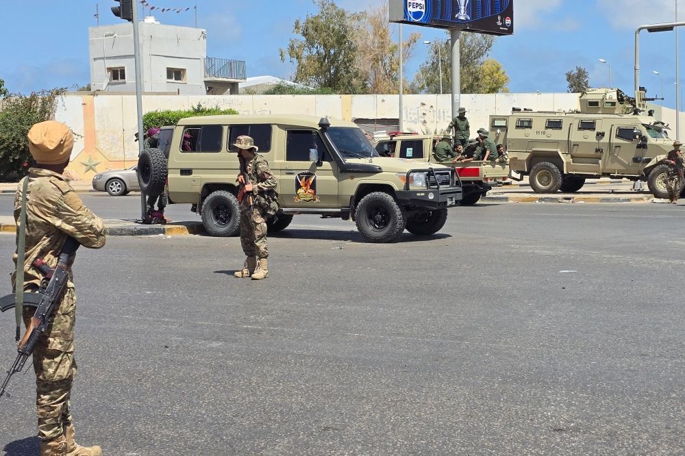قوات الأمن الليبية تحرس نقطة تفتيش في طرابلس- أ ف ب