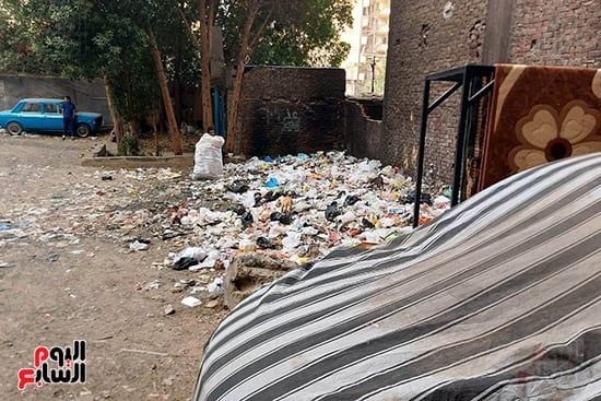 أحد النباشين ينتظر فتح محل الخردة لبيع محصلة نبشه أحد النباشين ينتظر فتح محل الخردة لبيع محصلة نبشه