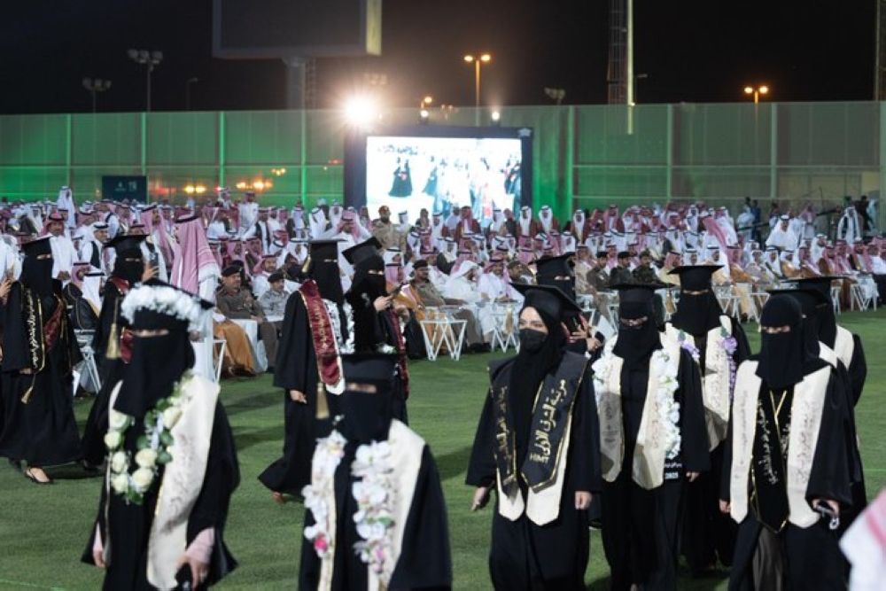 أمير الشرقية يرعى حفل تخريج 4966 طالباً وطالبة في جامعة حفر الباطن - اليوم