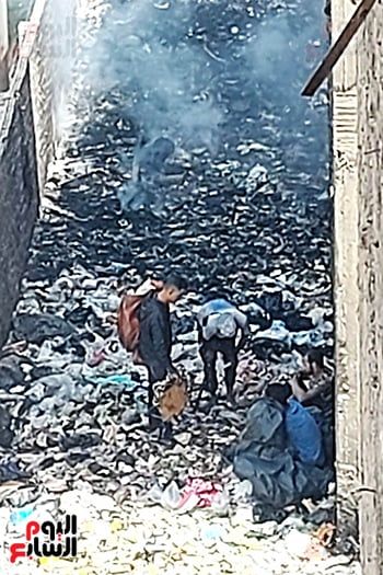 النباشون يشعلون النيران يوميا فى القمامة النباشون يشعلون النيران يوميا فى القمامة