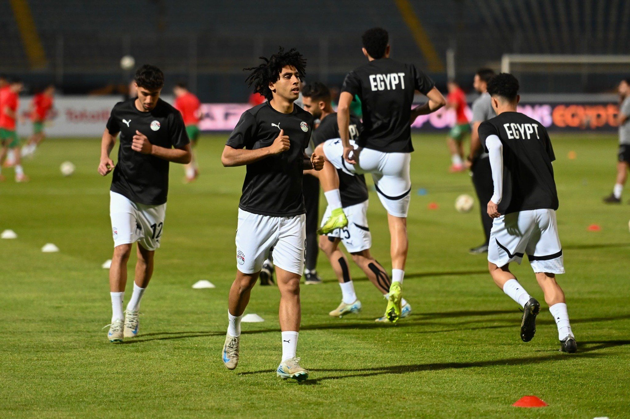 إحماء لاعبي منتخب الشباب (3) إحماء لاعبي منتخب الشباب (3)