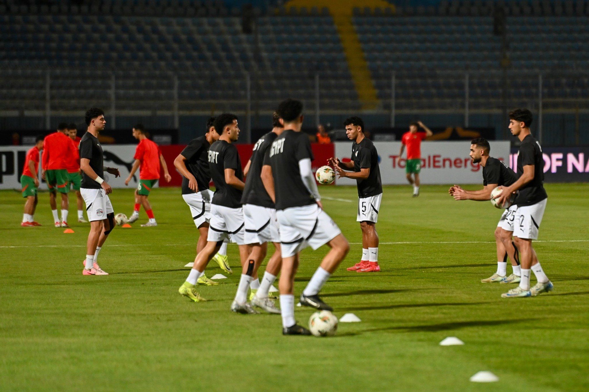 إحماء لاعبي منتخب الشباب (1) إحماء لاعبي منتخب الشباب (1)
