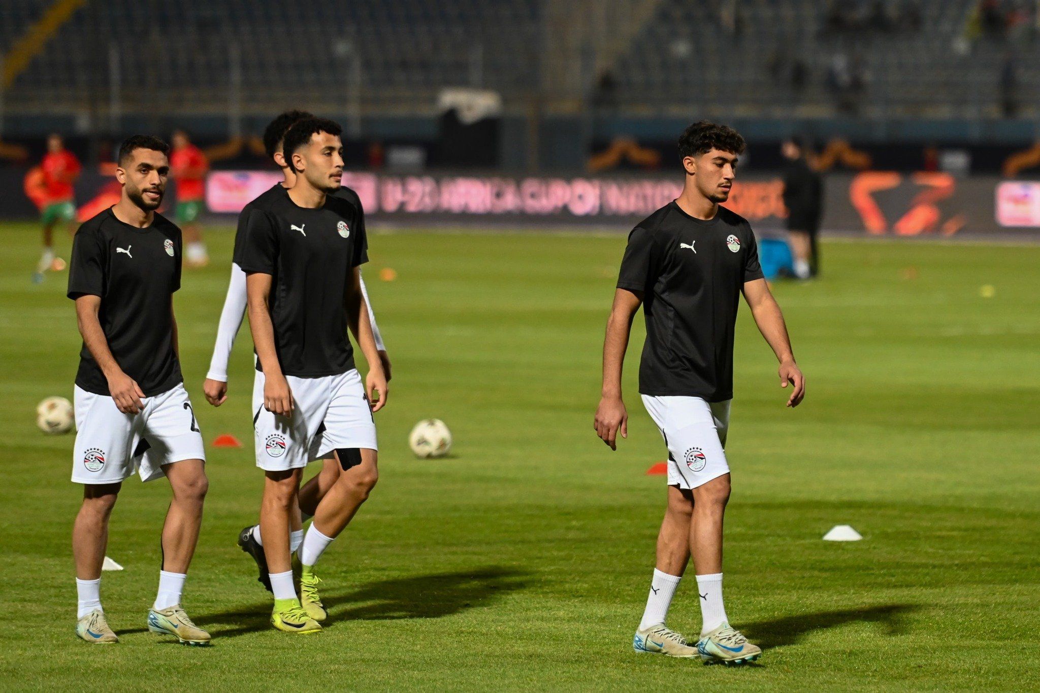 إحماء لاعبي منتخب الشباب (4) إحماء لاعبي منتخب الشباب (4)