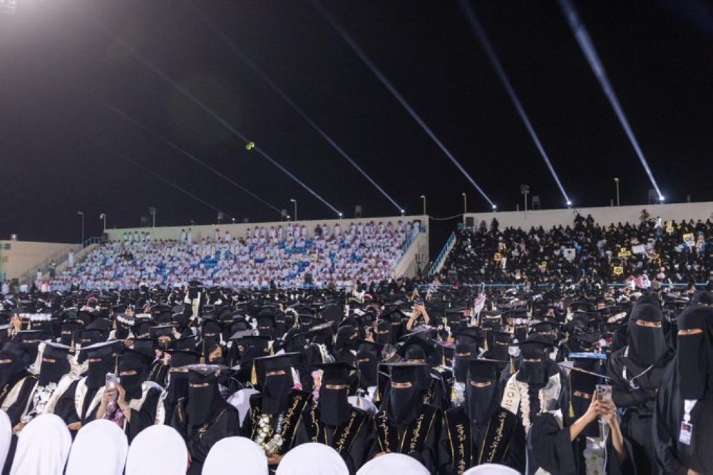 أمير الشرقية يرعى حفل تخريج 4966 طالباً وطالبة في جامعة حفر الباطن - اليوم
