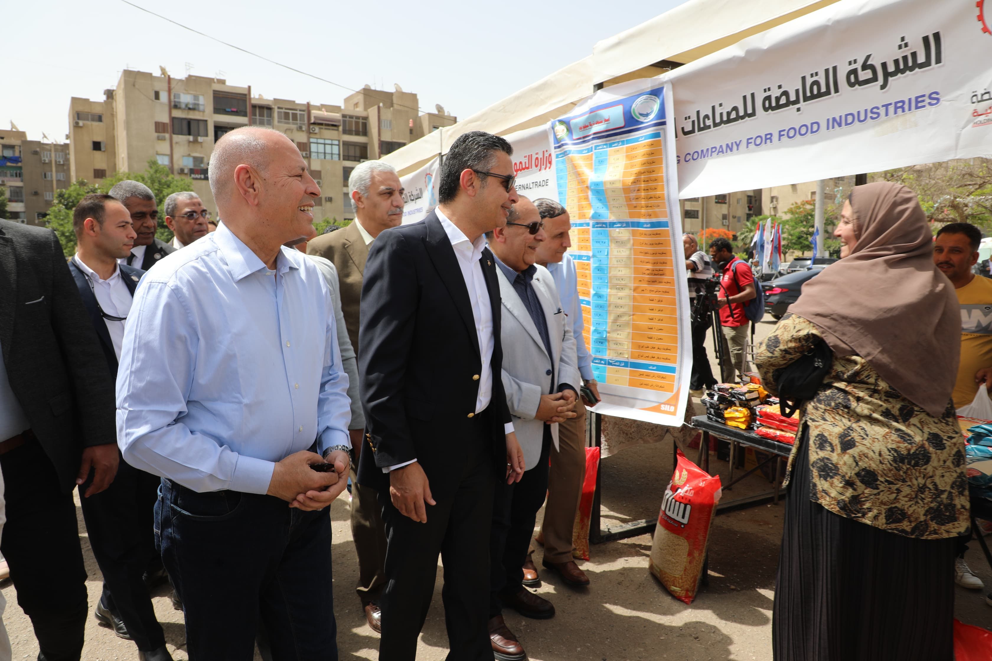 محافظ القاهرة ووزير التموين يتفقدان سوق اليوم الواحد بمدينة نصر (6) محافظ القاهرة ووزير التموين يتفقدان سوق اليوم الواحد بمدينة نصر (6)