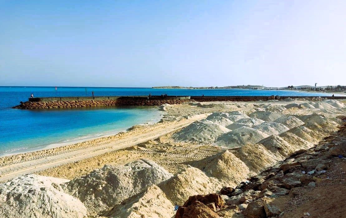 تكديس الرمال بالشواطئ الصخرية لتناسب السباحة تكديس الرمال بالشواطئ الصخرية لتناسب السباحة