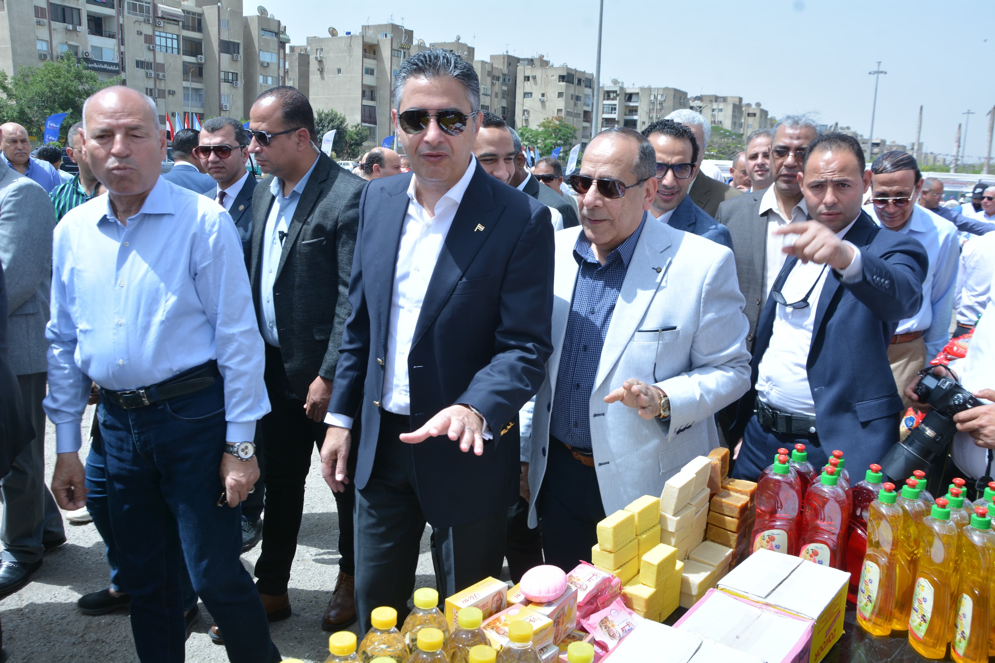 وزير التموين ومحافظ القاهرة خلال افتتاح أسواق اليوم الواحد وزير التموين ومحافظ القاهرة خلال افتتاح أسواق اليوم الواحد