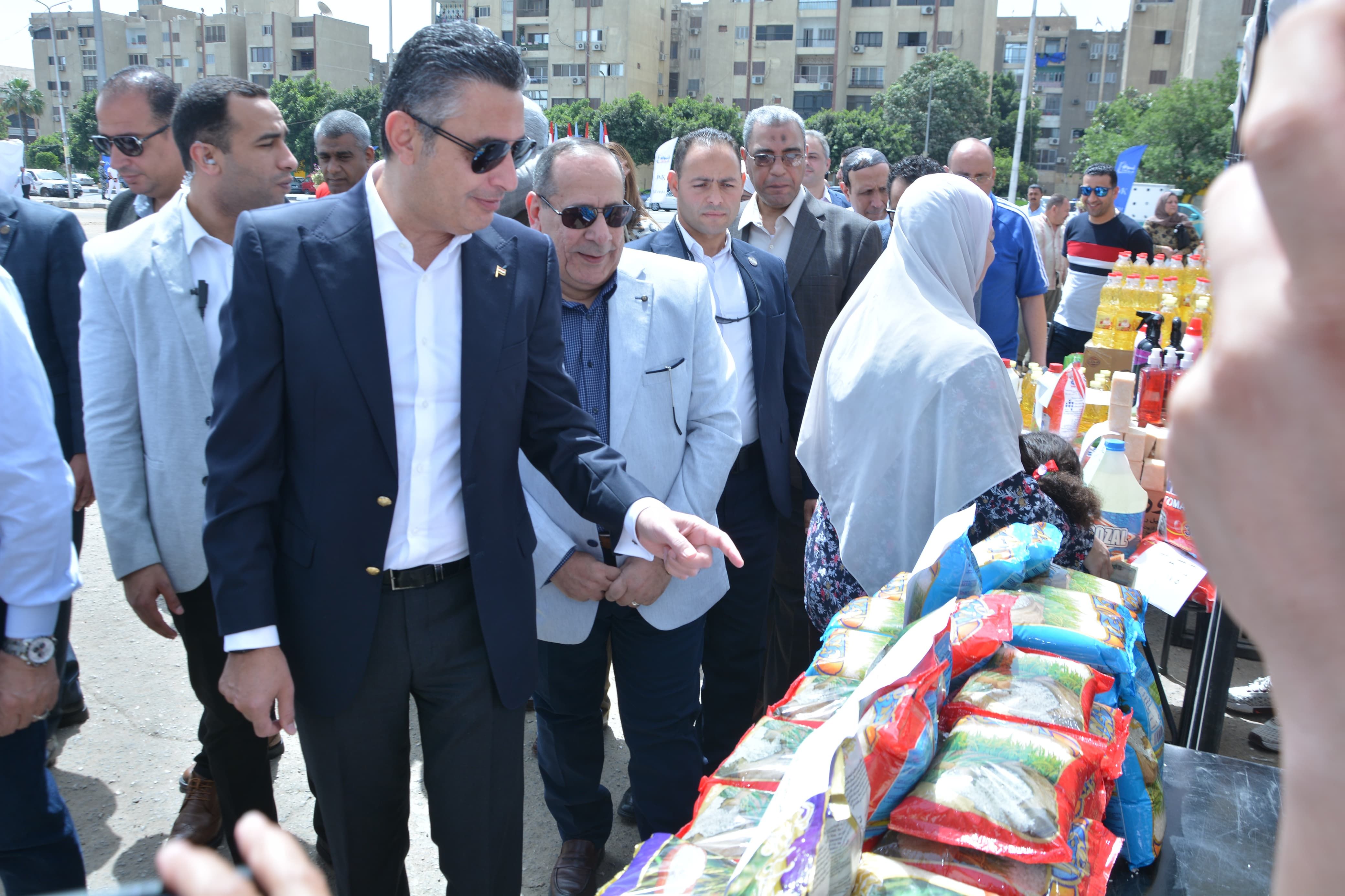 وزير التموين يتفقد السلع وزير التموين يتفقد السلع