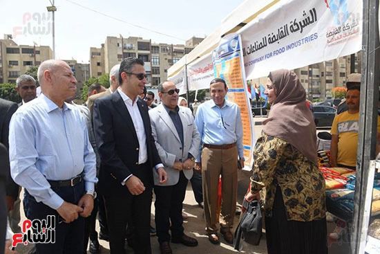 الدكتور شريف فاروق وزير التموين خلال افتتاح المرحلة الثانية من سوق اليوم الواحد بمدينة نصر الدكتور شريف فاروق وزير التموين خلال افتتاح المرحلة الثانية من سوق اليوم الواحد بمدينة نصر