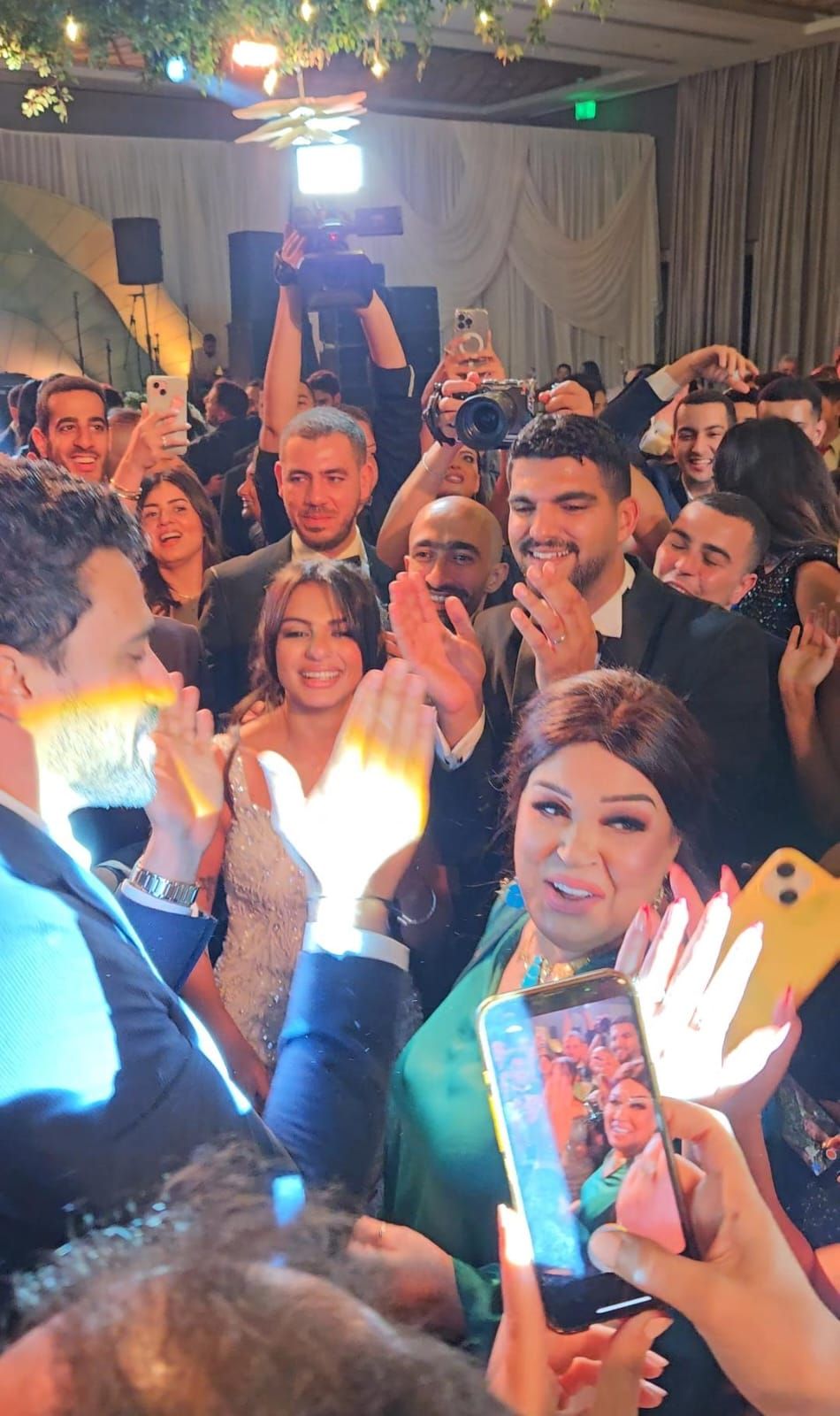 فيفي عبده من حفل زفاف ابنة امل رزق فيفي عبده من حفل زفاف ابنة امل رزق