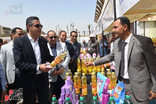 الدكتور شريف فاروق وزير التموين يطمئن على توافر السلع بسوق اليوم الواحد بمدينة نصر الدكتور شريف فاروق وزير التموين يطمئن على توافر السلع بسوق اليوم الواحد بمدينة نصر