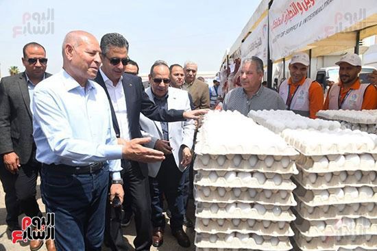 الدكتور شريف فاروق وزير التموين يطمئن على توافر المنتجات الغذائية بسوق اليوم الواحد بمدينة نصر الدكتور شريف فاروق وزير التموين يطمئن على توافر المنتجات الغذائية بسوق اليوم الواحد بمدينة نصر