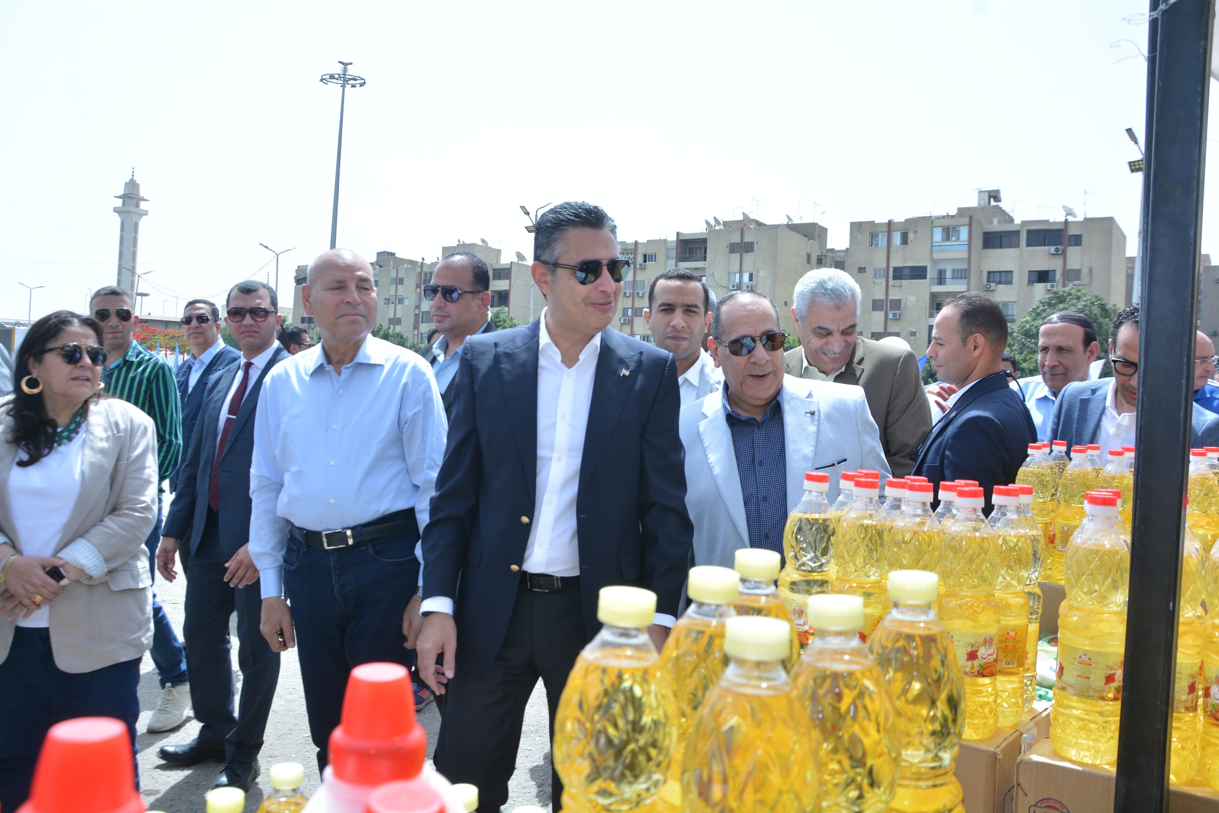 جولة وزير التموين ومحافظ القاهرة بأسواق اليوم الواحد جولة وزير التموين ومحافظ القاهرة بأسواق اليوم الواحد