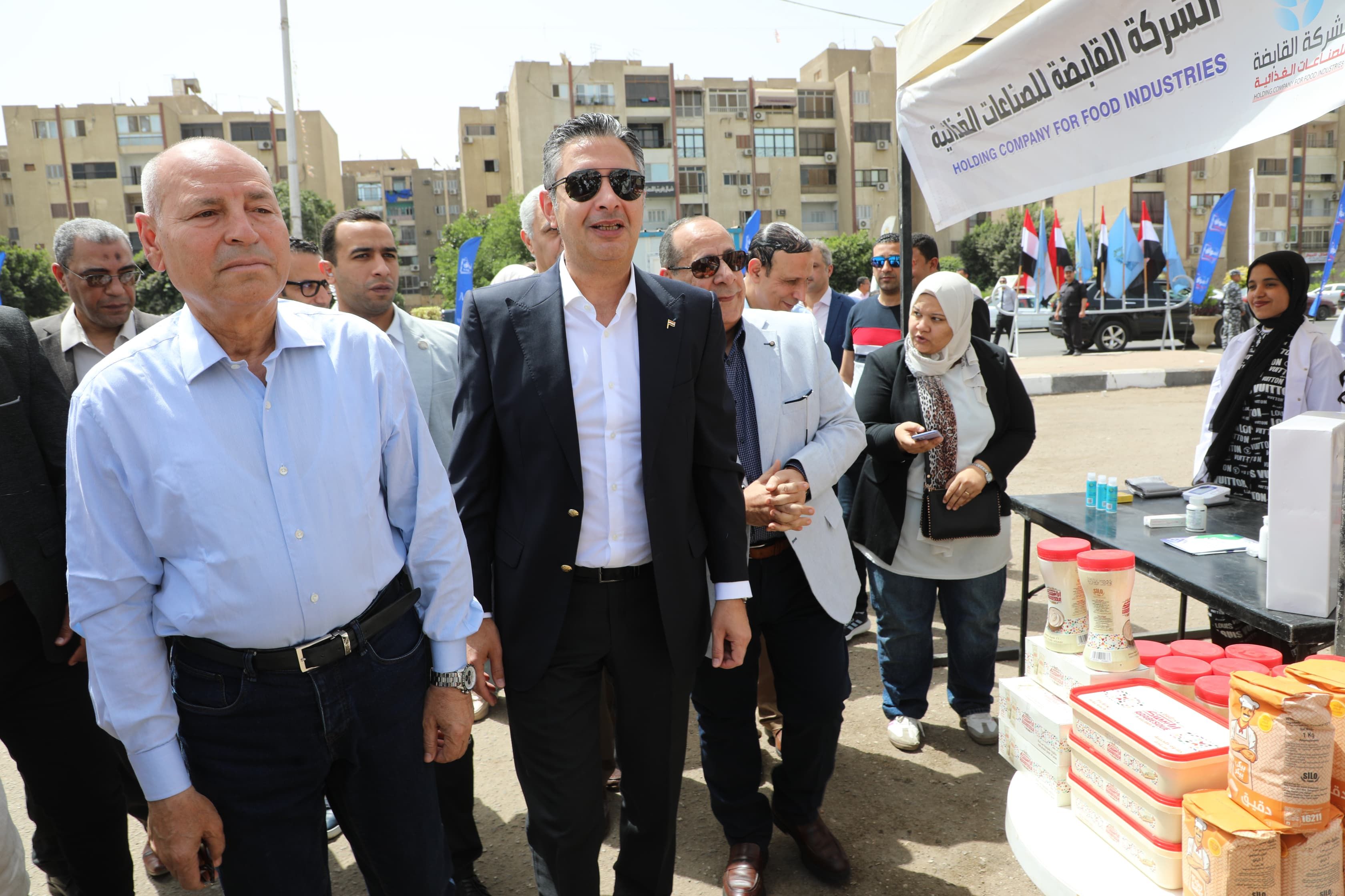 محافظ القاهرة ووزير التموين يتفقدان سوق اليوم الواحد بمدينة نصر (4) محافظ القاهرة ووزير التموين يتفقدان سوق اليوم الواحد بمدينة نصر (4)