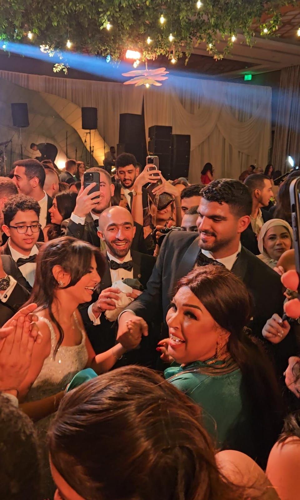 يفي عبده من حفل زفاف هيا كتكت ابنة امل رزق يفي عبده من حفل زفاف هيا كتكت ابنة امل رزق