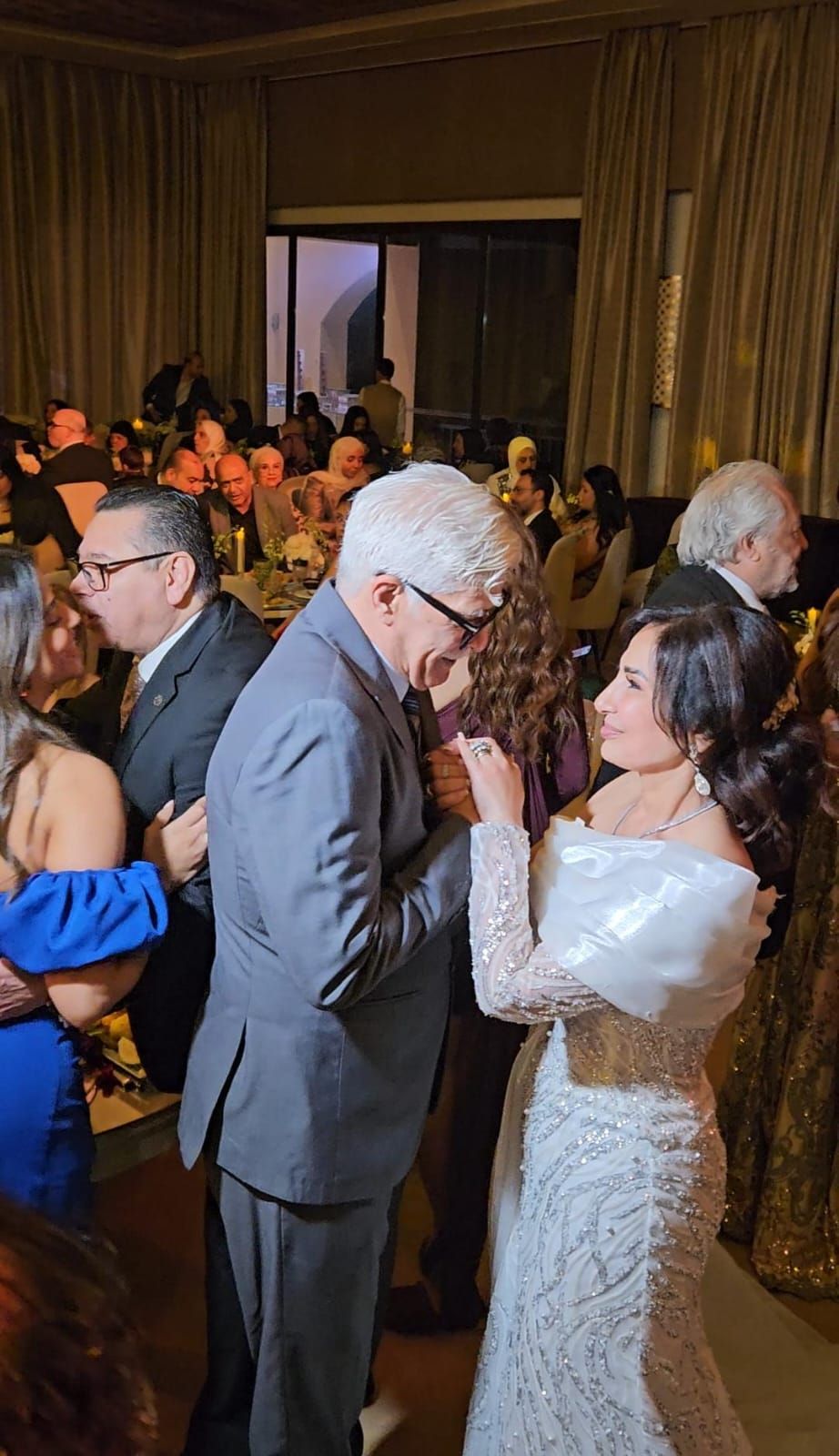 خالد زكي ورانيا فريد شوقي ومنال سلامة ووئام مجدي في حفل زفاف ابن أمل رزق (2) خالد زكي ورانيا فريد شوقي ومنال سلامة ووئام مجدي في حفل زفاف ابن أمل رزق (2)