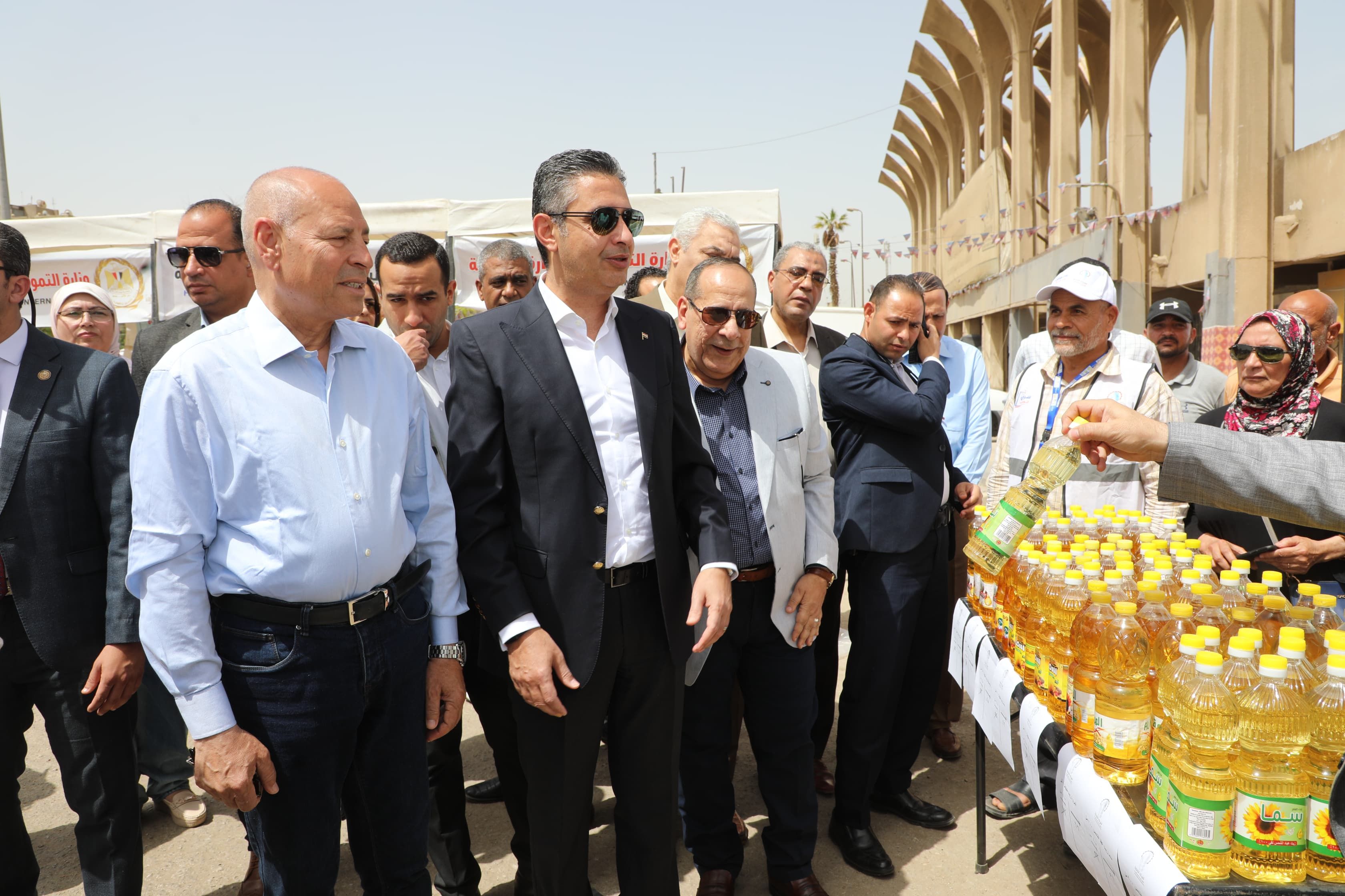 محافظ القاهرة ووزير التموين يتفقدان سوق اليوم الواحد بمدينة نصر (5) محافظ القاهرة ووزير التموين يتفقدان سوق اليوم الواحد بمدينة نصر (5)