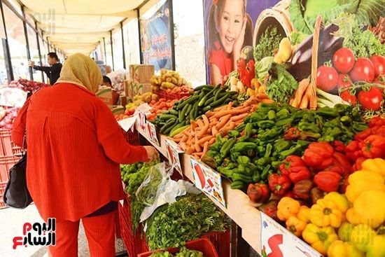 اقبال المواطنين على شراء المنتجات بسوق اليوم الواحد بمدينة نصر ضمن افتتاح المرحلة الثانية اقبال المواطنين على شراء المنتجات بسوق اليوم الواحد بمدينة نصر ضمن افتتاح المرحلة الثانية