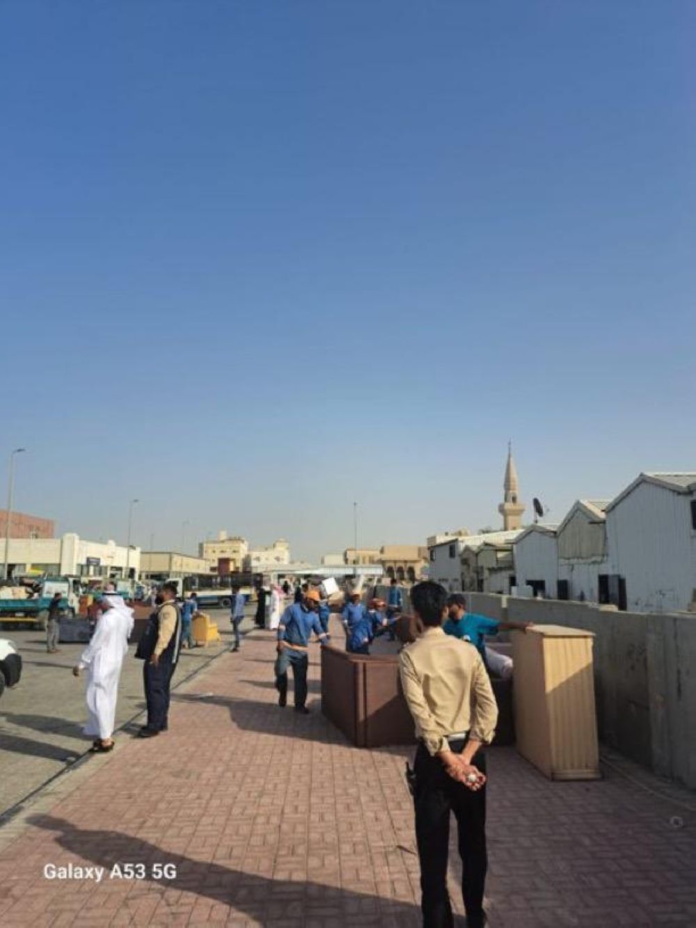 رغم الحملات البلدية.. ”فوضى الأرصفة“ تخنق حراج الدمام ومطالبات بتدخل عاجل